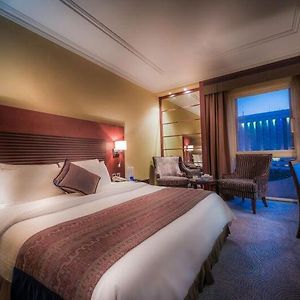 Standard Room One King Bed 32Sqm Bkfst Inc Freewifi Tv Teacoffee Ac Minibar Safe Box